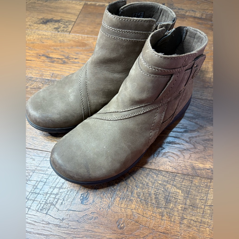 Clarks Taupe brown Ankle Booties 8.5 wide zip side elastic insert buckle velcro